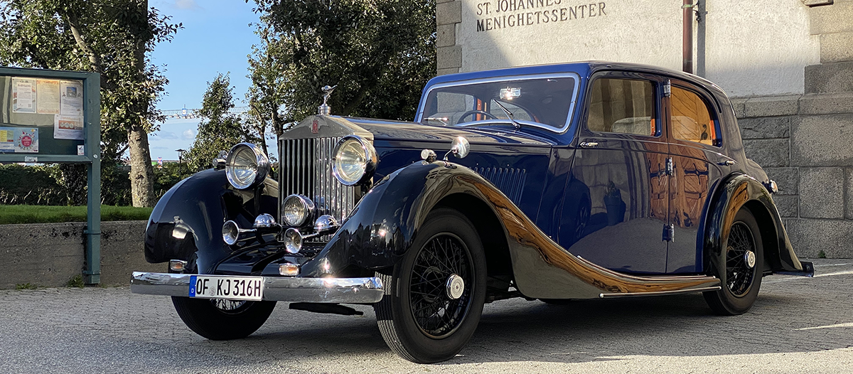 Sølvfarget Rolls-Royce veteranbil fra 1927, totalrenovert, egnet til bryllupskjøring